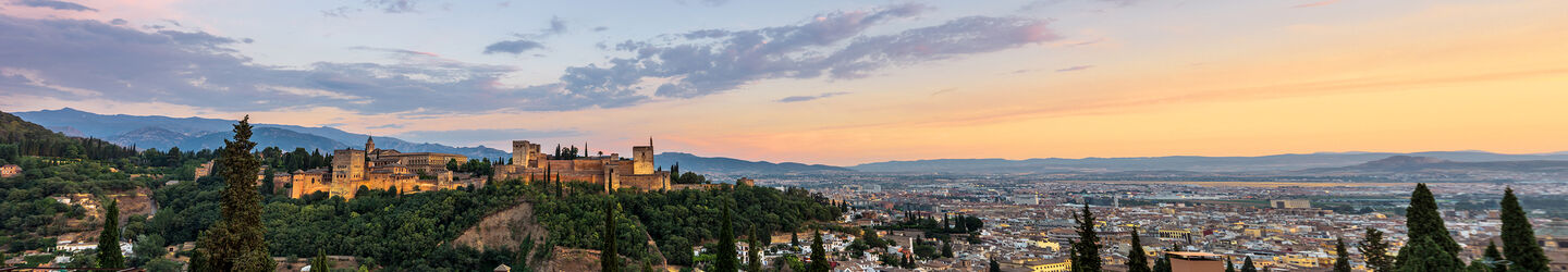 Blick auf Granada mit der Alhambra © iStock.com / basiczto