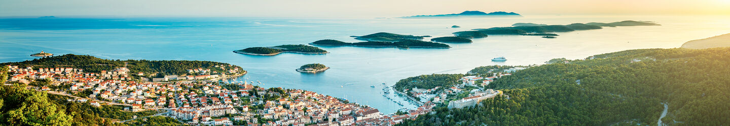 Stadt Hvar auf der Insel Hvar, Dalmatien, Blick aufs Meer und Inseln © iStock.com / mbbirdy