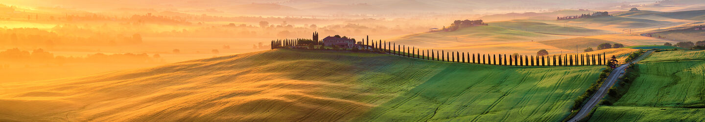 Toskana Landschaft bei Sonnenaufgang. Typisch für die Region toskanischen Bauernhaus, Hügel, Weinberg. Italien © iStock.com / ThomFoto